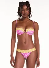 Bikini Triya con protección UV 50+ y estampado tie-dye exclusivo en rosa y amarillo. Top de media copa con aros y tirantes ajustables. Bottom con cintura doble.
