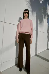 Jersey de punto liso con cuello redondo y manga larga, con detalle de costura en forma de V en el cuello.