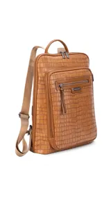 Mochila de diseño rectangular con textura símil cuero efecto cocodrilo en color tostado. Cuenta con un bolsillo frontal con cierre, compartimento principal con doble cierre, correas ajustables y manija superior. Incluye detalles metálicos y placa con logo de la marca.