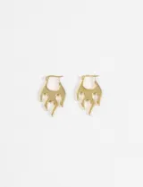 Aros colgantes dorados con forma de llama, hechos de acero quirúrgico hipoalergénico.