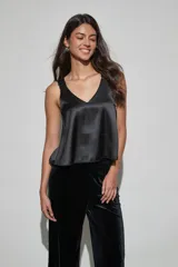 Musculosa negra de satén con escote en V y breteles con detalle de encaje.