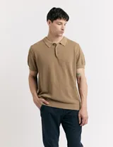 Remera color café de tejido de punto, con cuello polo y mangas cortas.