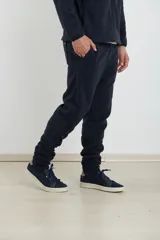 Pantalón de jogging azul marino de micropolar, con puños ajustados.