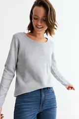 Sweater de punto fino en color gris con acabado metalizado, de corte recto, cuello redondo y manga larga.