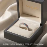 Anillo de plata con diseño de medio sin fin, engastado con circonias rectangulares en tonos multicolor y bordeado por pequeñas circonias blancas.