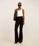 Pantalón acampanado negro de viscosa con cintura ancha, cierre con botones y bolsillos traseros.