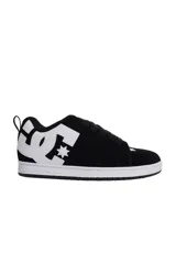 Championes deportivos DC Shoes modelo Court, de color negro con gran logotipo blanco en el lateral y suela blanca.