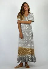 Vestido largo gris con estampado de manchas blancas y sección inferior color marrón con volados.