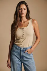 Musculosa de algodón peinado color arena, al cuerpo, con escote redondo y cartera de botones frontal.