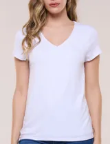 Remera básica de manga corta y color negro, con escote en V pronunciado y corte clásico.