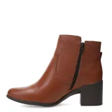 Bota de caña baja marca Bottero, confeccionada en cuero negro con textura combinada de cuero liso y cuero perforado en la parte superior. Presenta taco cuadrado y cierre lateral.