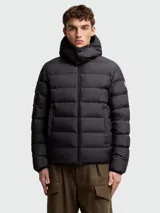 Campera puffer negra con capucha, cierre frontal con cremallera y logo de la marca en la manga izquierda.