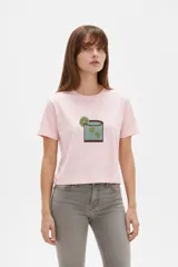 Remera cropped de algodón, corte holgado, cuello a la base y estampado frontal de un trago con limas.
