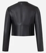 Campera corta negra de cuero sintético con cuello redondo y cierre frontal.