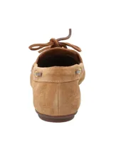 Mocasín de estilo náutico confeccionado en cuero gamuzado color tostado. Presenta cordones decorativos en el empeine y laterales con ojales metálicos dorados.