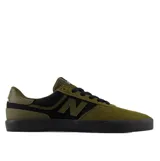 Championes New Balance Numeric 272 de color verde militar con detalles en negro, diseño de skate de perfil bajo con suela oscura y la clásica "N" en el lateral.
