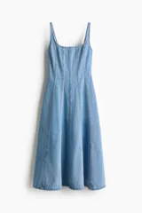 Vestido midi de denim de algodón celeste, con cuerpo entallado, falda con vuelo, escote cuadrado y tirantes finos.