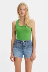 Musculosa de algodón con diseño de rayas horizontales finas en color verde. Presenta un corte ajustado al cuerpo, cuello redondo y sisas amplias.