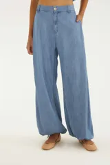 Pantalón tipo babucha de diseño amplio y cómodo, color azul, confeccionado en mezcla de viscosa y algodón. Presenta talle alto, cierre con botón y bolsillos laterales.