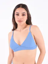 Top de bikini celeste con breteles finos regulables y textura acanalada.