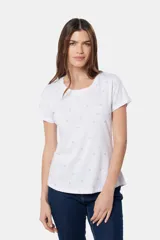 Remera blanca de manga corta con cuello redondo y estampado sutil de libélulas en toda la prenda.