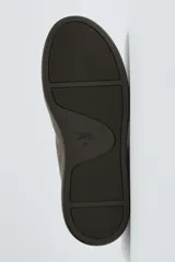 Zapato de cordones con parte superior de piel con acabado en serraje, detalle de bordón en el empeine, horma redonda y suela a contraste.