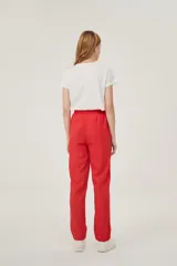 Pantalón babucha rojo de tela rústica con cintura elastizada y cordón ajustable.