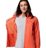 Campera polar Columbia Essential Hike Grid color naranja, de manga larga con cuello alto y cierre frontal completo. Cuenta con un bolsillo vertical con cierre en el pecho y bolsillos laterales.