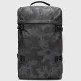 Mochila de viaje color gris oscuro con estampado camuflado, diseñada para cabina. Cuenta con correas laterales ajustables con hebillas, bolsillo frontal y asa superior reforzada. Presenta un parche con la marca en la parte inferior.