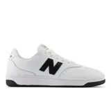 Championes urbanos New Balance modelo BB80BNN, unisex, color blanco con detalles en negro, inspirados en el calzado de básquet de los años 80.