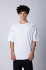 Remera de corte oversize, color blanco, con cuello redondo y mangas cortas de estilo relajado.
