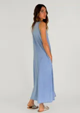 Vestido largo sin mangas, de corte holgado y diseño minimalista en color azul con efecto lavado.