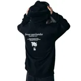 Canguro negro con capucha y bolsillo delantero tipo canguro. Estampado pequeño con el texto "former merchandise" en el pecho.