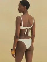 Bikini blanco con textura de piña, compuesto por un top con tirantes finos ajustables y una braguita de corte clásico.