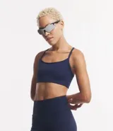 Top deportivo de poliamida color azul marino, con breteles finos y espalda estilo nadador.