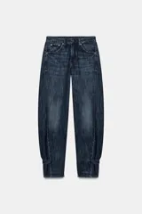 Jeans de tiro medio con diseño tipo balloon, cinco bolsillos y bajo ajustable con trabilla y botones. Cierre frontal con cremallera y botón metálico.