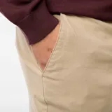 Pantalón chino de corte recto y diseño clásico, confeccionado en algodón elástico de color beige.