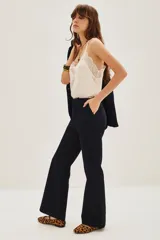Pantalon de corte recto y tiro alto, confeccionado en denim oscuro con acabado liso.