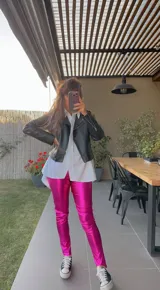 Calza fucsia metalizada de tiro alto.