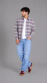 Camisa de manga larga con estampado de cuadros en tonos grises, azules y rojizos, con cierre frontal de botones.