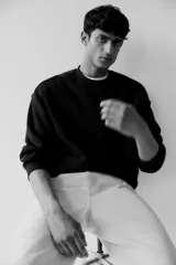 Buzo negro de cuello redondo y corte holgado.