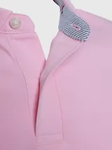 Chomba de corte regular confeccionada en piqué de algodón elástico, con cuello polo, cierre de dos botones y logo de la marca bordado en el pecho.