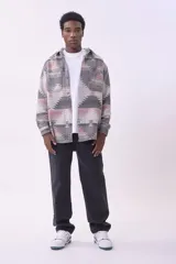 Camisa gruesa con estampado geométrico en tonos gris, rosa y blanco.