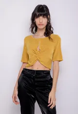 Top de manga corta con escote redondo, abertura frontal y detalle de nudo central. Confeccionado en tela con acabado brillante.