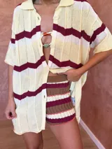 Short de tejido de punto con diseño de ondas verticales, cintura elástica con cordón ajustable.