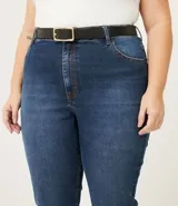 Cinturón femenino de diseño clásico, confeccionado en material sintético negro con acabado liso. Presenta una hebilla metálica rectangular en tono dorado.