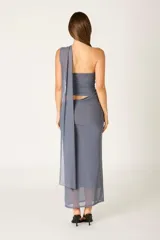 Vestido midi de organza color gris azulado, con diseño asimétrico de un solo hombro, detalle de frunces en el torso y abertura lateral en la cintura.