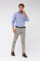 Pantalón de corte recto y ajuste entallado, confeccionado en tejido con spandex para mayor flexibilidad. Presenta cierre frontal con botón y cremallera, bolsillos laterales y traseros, y trabillas para cinturón.