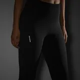 Calzas deportivas Salomon modelo Shakeout Core de color negro, con diseño ajustado y elástico, ideales para running y entrenamiento.