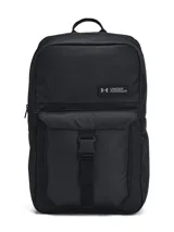 Mochila Under Armour color negro con compartimento principal amplio, bolsillo frontal con cierre y solapa con hebilla ajustable. Incluye compartimento acolchado para portátil y bolsillos laterales.